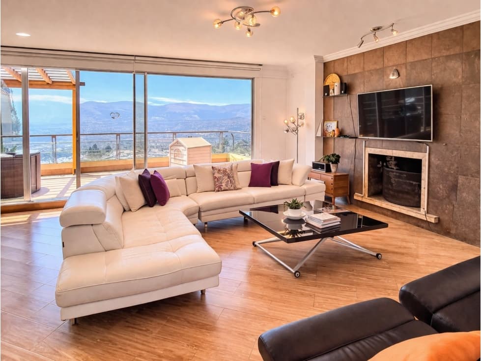 Departamento dúplex en venta en Vista Grande Cumbayá con vista - 1