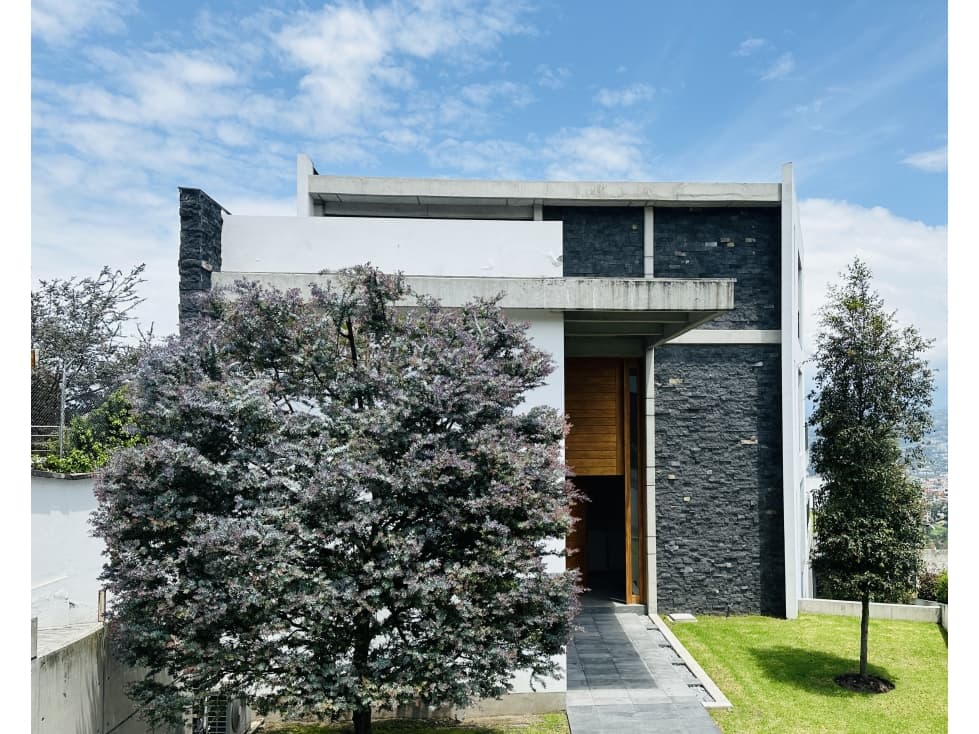 Casa Lujosa con cine y ascensor en Venta Cumbayá urbanización privada - 1