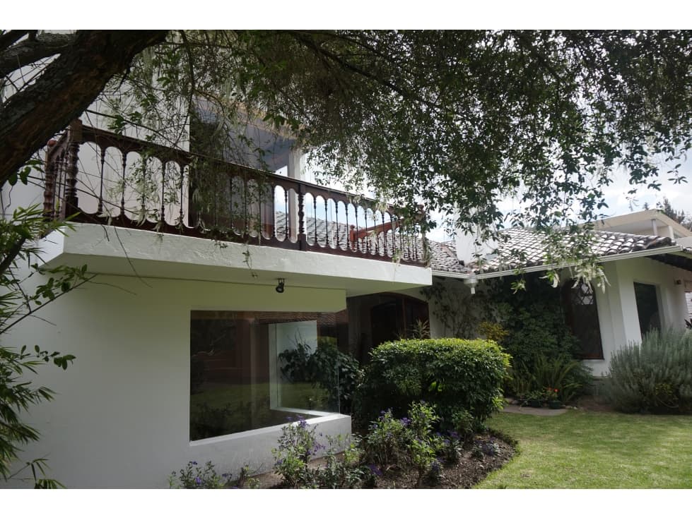 Casa VENTA Cumbayá urbanización privada cerca USFQ - 1