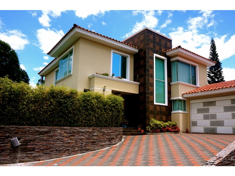 Casa venta Cumbayá sector Lumbisí jardín amplio - 1
