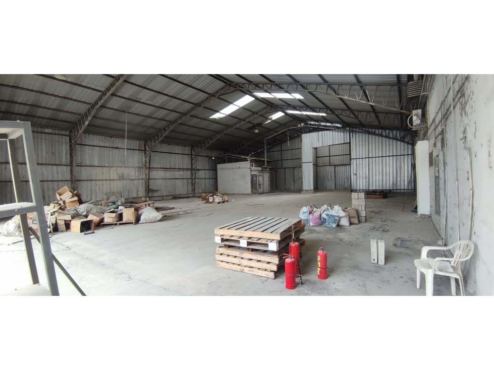TERRENO INDUSTRIAL CON OFICINAS Y GALPONES - 1
