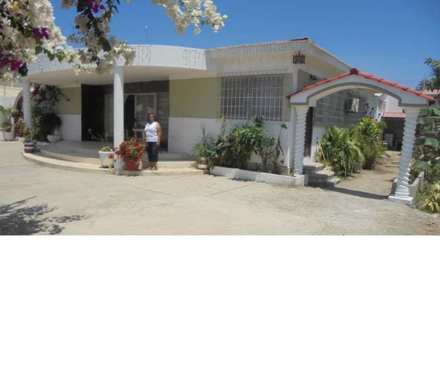 SALINAS VILLA AMOBLADA (Sector San Lorenzo), cercana a malecón y mar, 4 dormitorios con aires acondicionados, amplia cocina , sala y  hall al ingreso. villa 130 M2; terreno 750 M2 (30x20). - 1