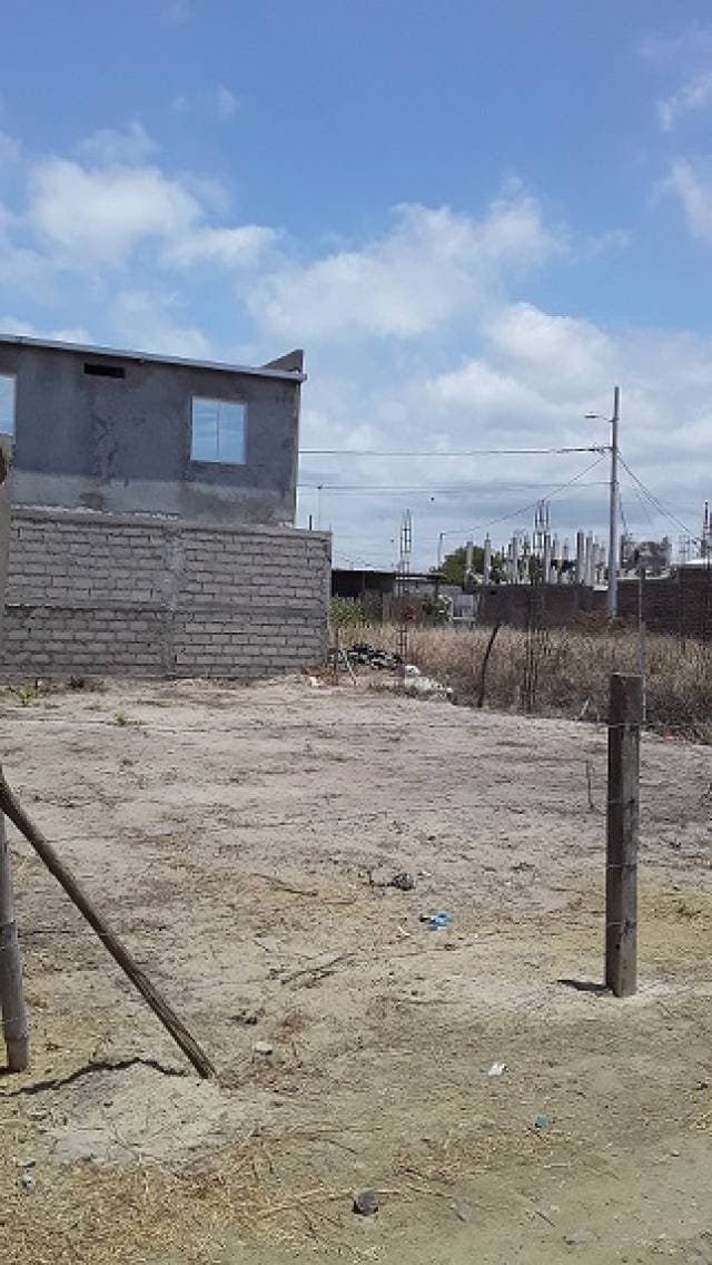 INMOBILIARIA ALARCÓN VENDE HERMOSO TERRENO SECTOR AEROPUERTO INTERNACIONAL DE MANTA ECUADOR - 1