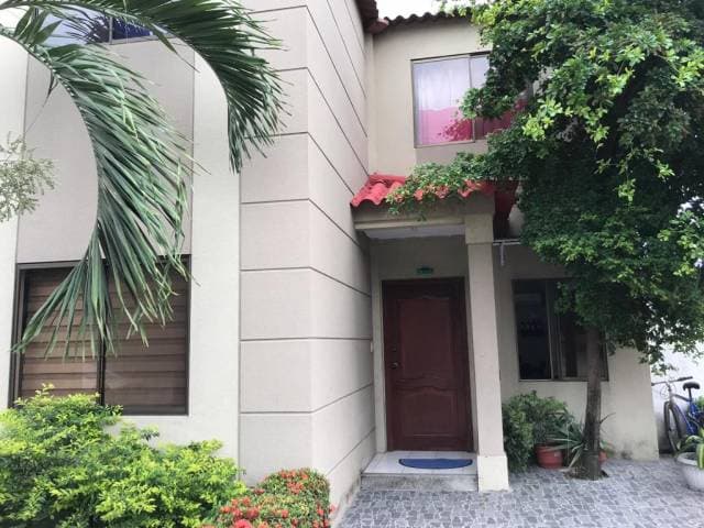 SE VENDE CASA FAMILIA EN GUAYAQUIL URB. LA JOYA ETAPA RUBI - 1