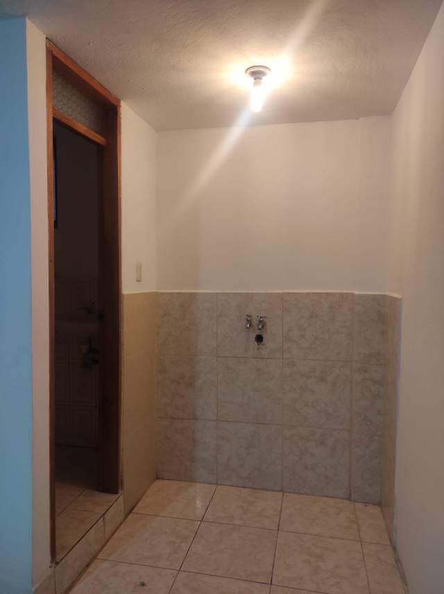 Arriendo departamento con  2 dormitorio 1 cocina 1 baño y 1 sala y también para lavadora garage . - 1
