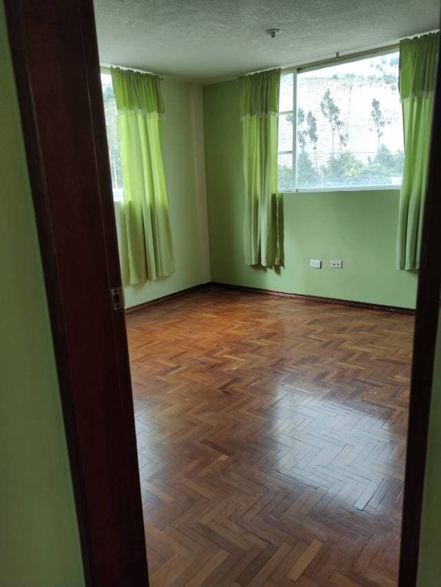 VENDO HERMOSA CASA A 5 MIN DEL CENTRO DE LATACUNGA - 1