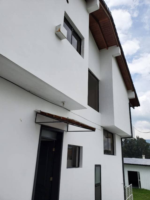 ARRIENDO LINDA CASA EN SANGOLQUÍ - URBANIZACIÓN LA COLINA - 1