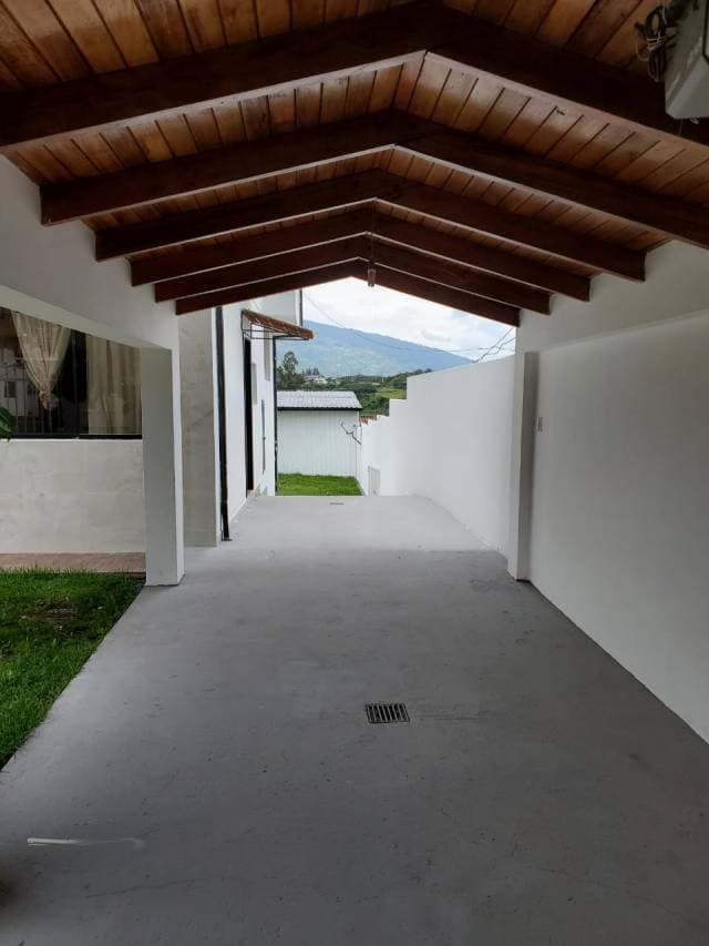 ARRIENDO CASA GRANDE SANGOLQUÍ - 1