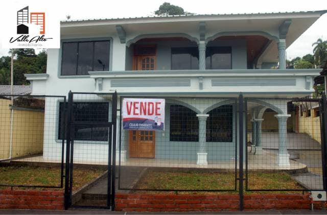 CASA AMPLIA CON NAVE INDUSTRIAL EN MACAS. - 1