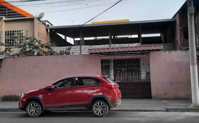 SE VENDE CASA, EN PORTOVIEJO, FRENTE AL PARQUE MAMEY - 1