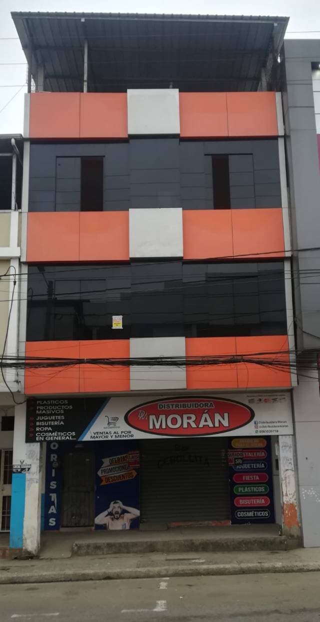 Venta de Edificio en Centro Chone. - 1