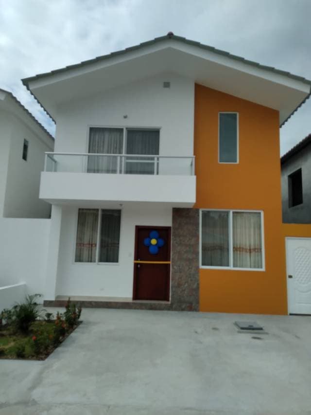 Casa de 3 años de construcción en la mejor Urbanización de Esmeraldas "Villas de Altamonte" Tachina - 1