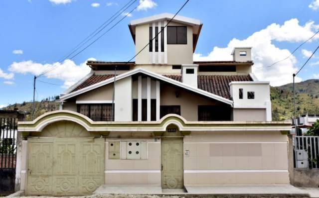 DE OPORTUNIDAD SE VENDE BONITA CASA RENTERA, SECTOR LA ARGELIA (LOJA-ECUADOR) - 1