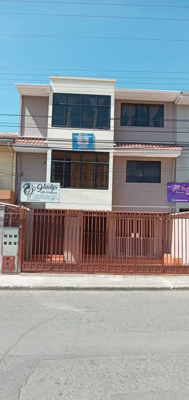 Vendo hermosa casa rentera de 3 plantas - 1