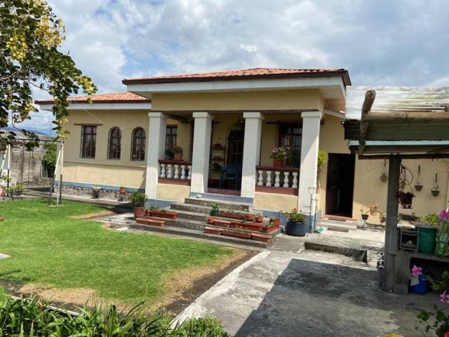 Se vende casa con 2 frentes en Conocoto - 1