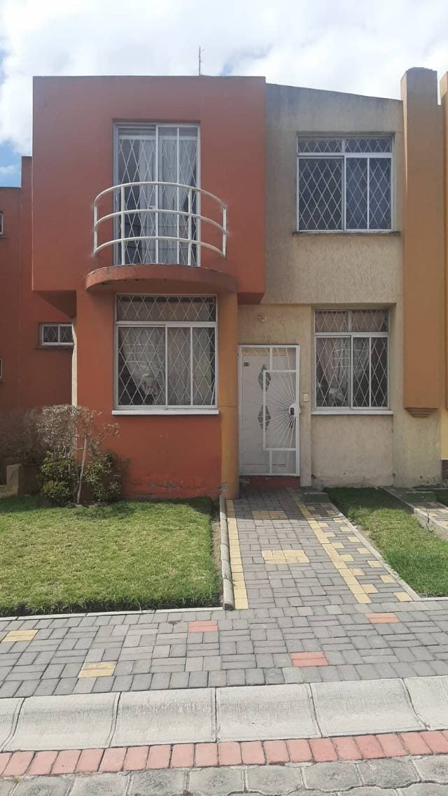 Hermo casa en la Mitad del Mundo· 110m² · 3 Habitaciones · 1 Estacionamiento - 1