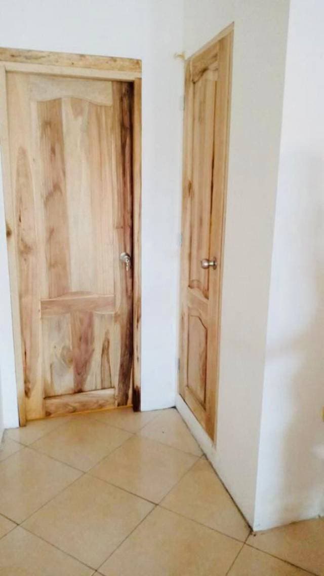 SE VENDE CASA EN VERGELES DE DOS PLANTAS. PLANTA BAJA CON UN LOCAL COMERCIAL Y UN DEPARTAMENTO - 1