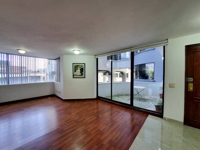 Rento hermoso departamento en la Av. González Suárez - 1