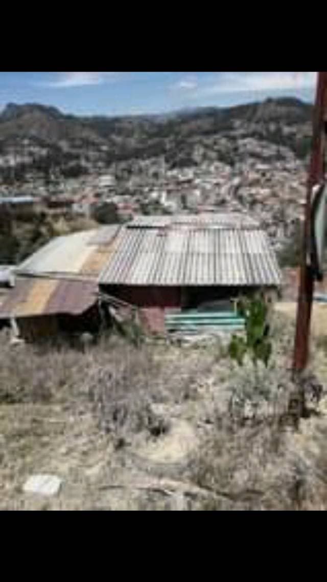 Se vende un terreno con una casa en Azogues - 1