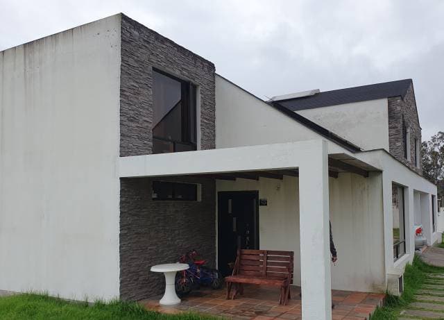 Hermosa Casa En Venta En El Sector De Pomasqui. Conjunto Habitacional Con Piscina Y Cancha Deportiva - 1