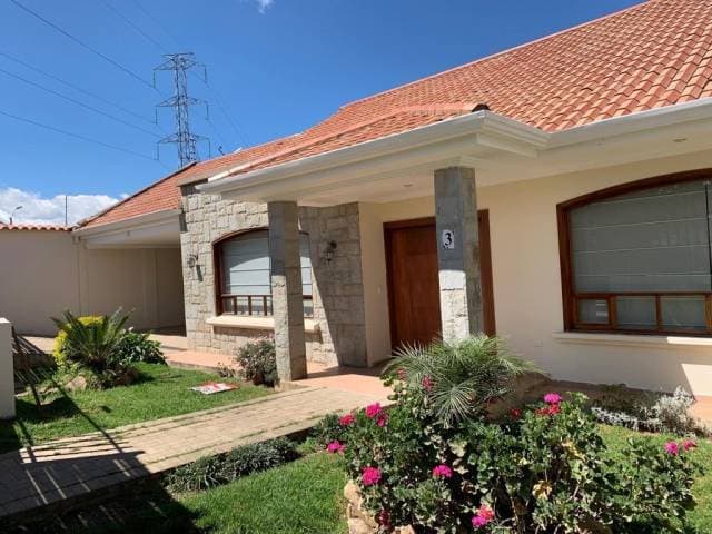 VENDO HERMOSA CASA EN CUENCA - SECTOR CHALLUABAMBA - 1