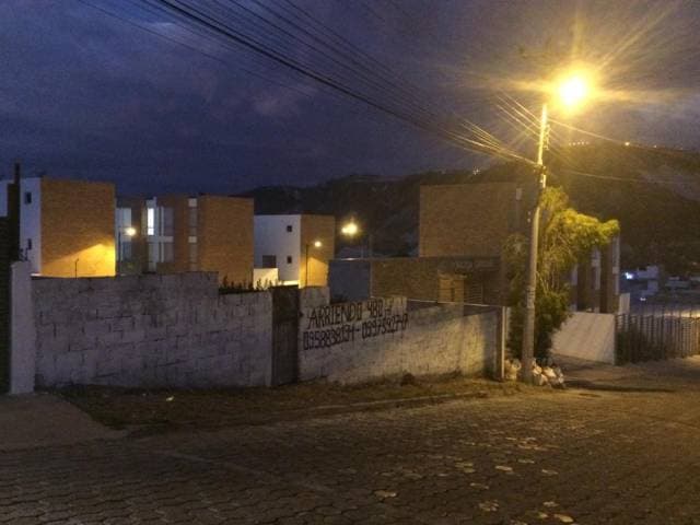 Oportunidad Alquiler(renta, Arriendo) BARATO($200) PARA BODEGA o uso Comercial,Industrial,Residencial {Norte De Quito,Pomasqui} - 1