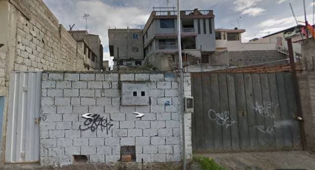 ARRIENDO DE CASITA PEQUEÑA CON TERRENO, PARA BODEGA O PARA VIVIR O COMO PARQUEADERO QUITO - 1