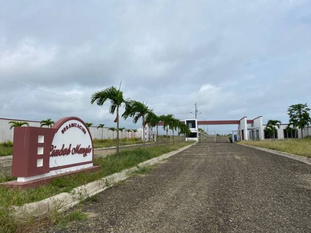 Terreno con 25% de descuento al Sur de Manta en Urbanizacion frente al Mar sobre acantilado - 1
