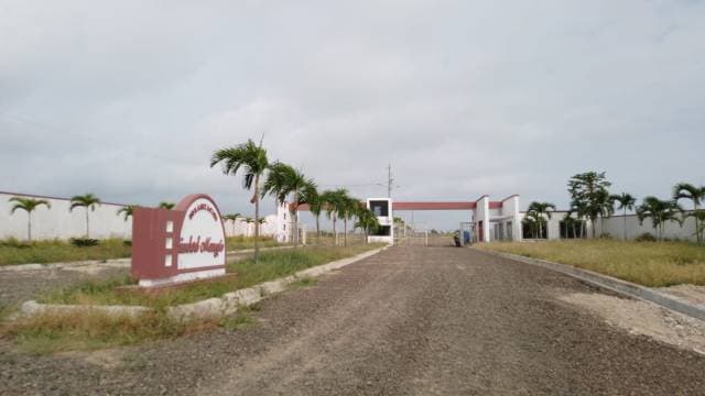 Terreno con 25% de descuento al Sur de Manta en Urbanizacion frente al Mar sobre acantilado de 90 metros de altura - 1