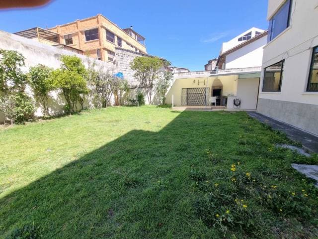 Departamento con Patio 4 Dorm. y 5 Parqueos Urb Matovelle Norte de Quito - 1