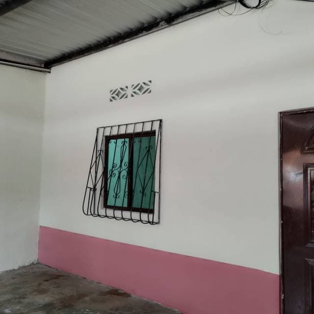 Casa de una planta con dos habitaciones  garaje para 2 carros - 1
