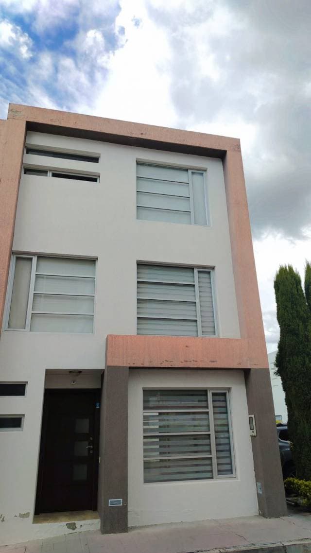 CASA EN VENTA EN CONJUNTO PRIVADO EN TUMBACO - 1