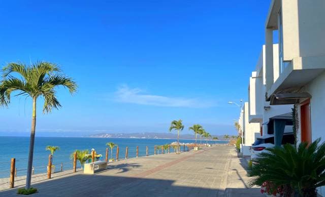 Hermosa Casa en Exclusiva Urbanización Privada Junto Al Mar - Precio Negociable - 1