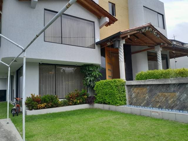 Arriendo Casa en Tumbaco / Santa Ana - 1