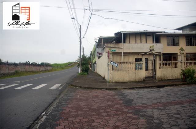 CASA TOTALMENTE RENTERA FRENTE AL AEROPUERTO. - 1