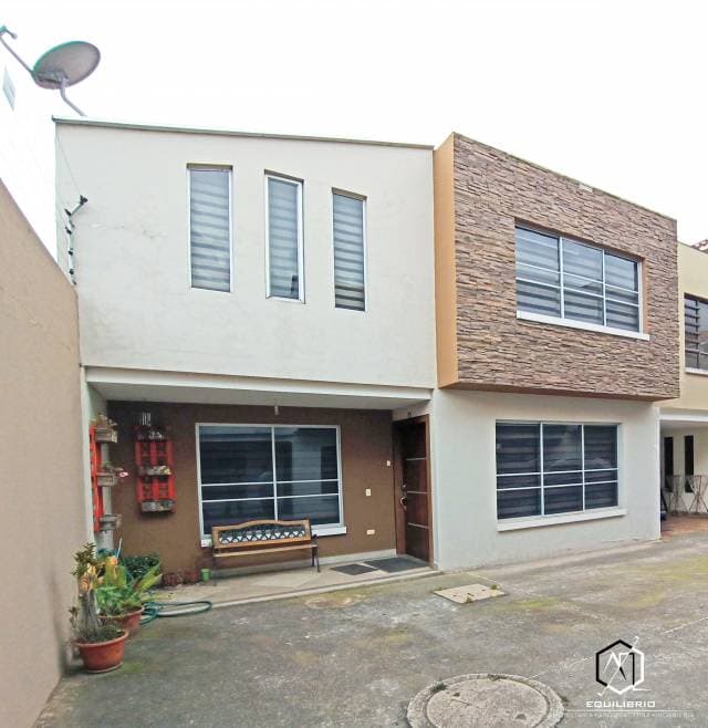 Casa Amoblada en Alquiler Ordoñez Lasso Cuenca Ecuador - 1