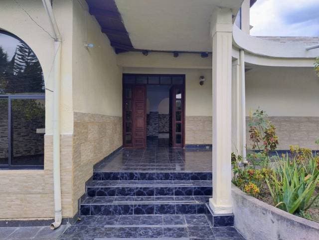 Aprovecha esta oportunidad!!! Vendo propiedad de 1000 M2 de terreno y 526 metros de construcción cerca al Supermaxi de San Gabriel y nuevo Centro Comercial Villa Nueva donde estará el Coral. Ideal par - 1