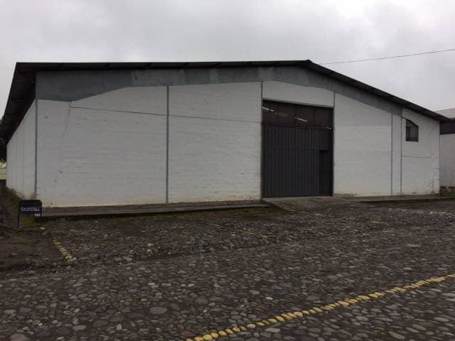 HOGAR VISION ARRIENDA GALPON 700M2 SECTOR PARQUE INDUSTRIAL DE CAYAMBE - 1