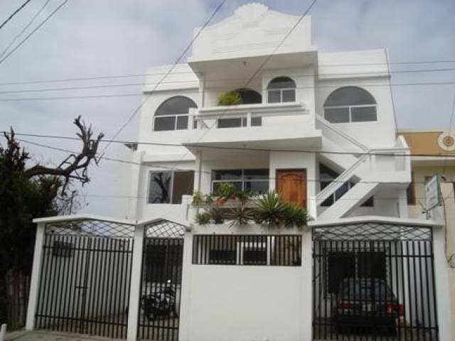 OPORTUNIDAD!!! POR VIAJE! INMOBILIARIA ALARCÓN VENDE PRECIOSA CASA CON 3 DEPARTAMENTOS SECTOR UMIÑA MANTA ECUADOR - 1