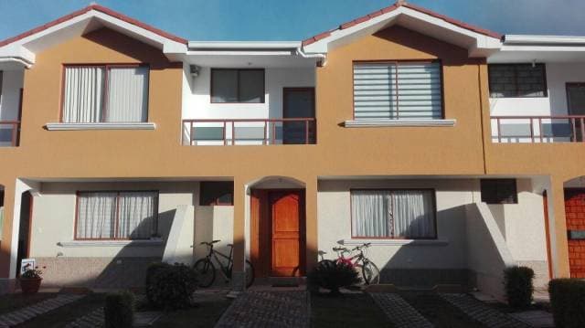 TUMBACO, ARRIENDO ACOGEDORA CASA AMOBLADA DENTRO DE UN CONJUNTO - 1