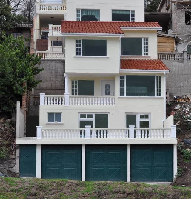 HERMOSA CASA DE TRES PISOS CON ACABADOS DE LUJO Y DE PRIMERA - 1