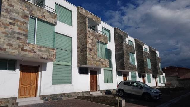 VALLE DE LOS CHILLOS ÚLTIMAS HERMOSAS CASAS EN UN ELEGANTE Y MODERNO CONJUNTO RESIDENCIAL EN 168.000 NEGOCIABLES. - 1