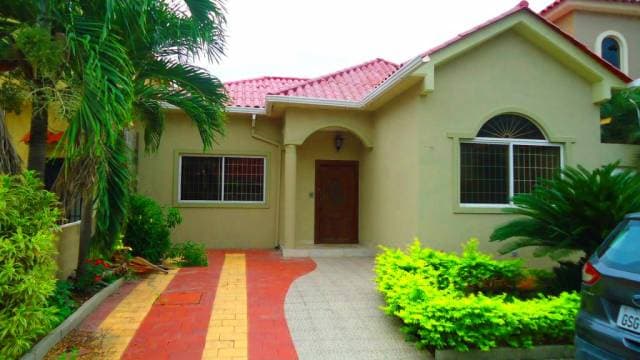 VENDO DE OPORTUNIDAD CASA CON PISCINA EN URB PORTAL AL SOL, GUAYAQUIL - 1