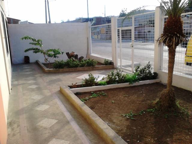 Se venden 2 locales comerciales en avenida Bolivariana - 1