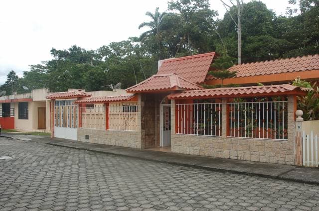 CASA CON EXCELENTES TERMINADOS EN URBANIZACION PRIVADA - 1