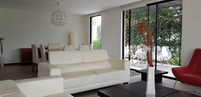 Casa de venta en conjunto Tumbaco; 3 dormitorios. $ 330000 - 1