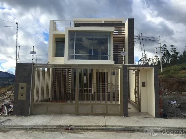 SE VENDE HERMOSA CASA DE TRES PLANTAS POR ESTRENAR, UBICACION Y VISTA PRIVILEGIADA, SECTOR DE ALTA PLUSVALIA - 1