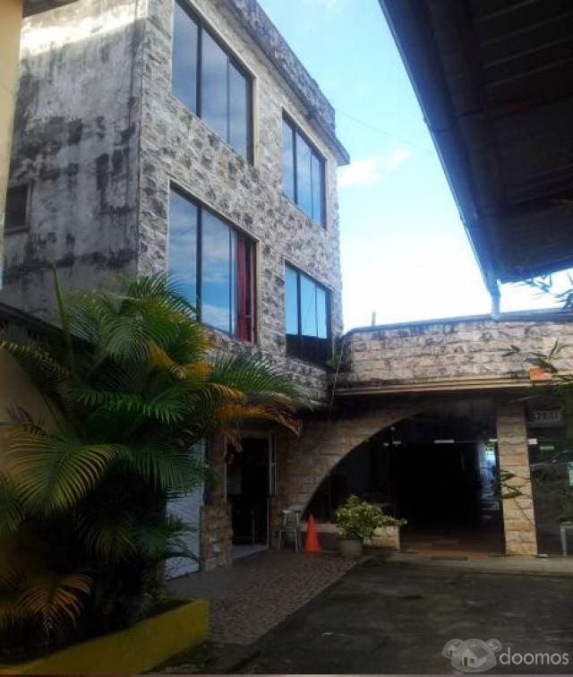 Casa y paseo comercial en Tena, apto para hotel o centro comercial - 1