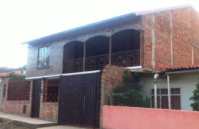 VENDO CASA A 4 CUADRAS DEL PARQUE CENTRAL DE VILCABAMBA - 1
