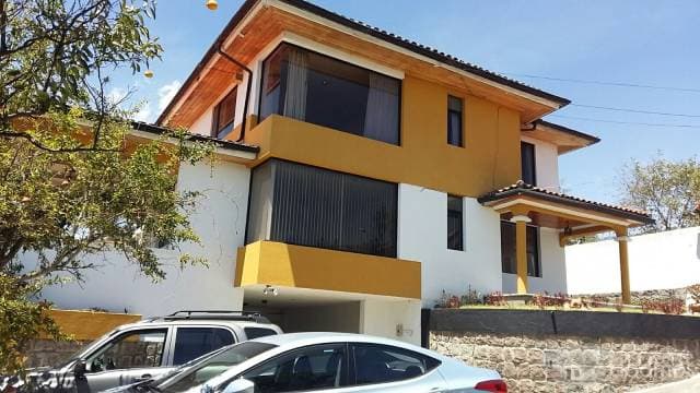 AMPLIA Y CONFORTABLE CASA EN CONJUNTO CERRADO EN EL MEJOR SECTOR DE CUMBAYA - 1